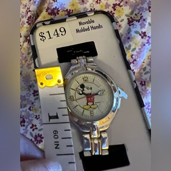 NEW Disney Mickey Mouse watch, plastic ties never cut, presentation box! - Picture 5 of 8